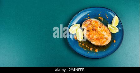 Assiette de steak de saumon grillé, cuit au four, rôti avec sauce orange. Copier l'espace. Banque D'Images