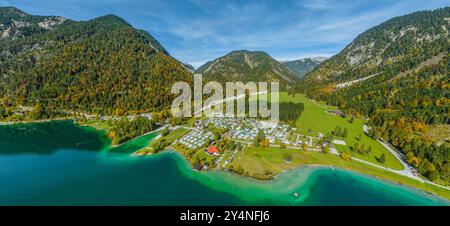 Vue sur le Plansee, magnifiquement situé dans les Alpes tyroliennes dans le Parc naturel de la Reutte Banque D'Images