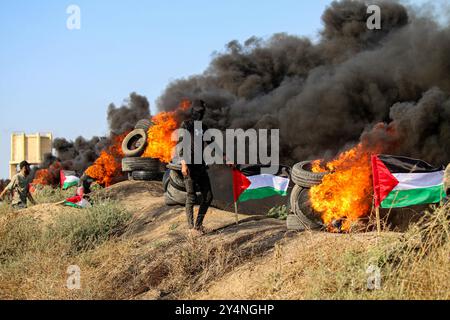 Bande de Gaza, Palestine. 19 juin 2023. Des jeunes Palestiniens manifestent dans la région de Malika, à l'est de la ville de Gaza, en solidarité avec le camp de réfugiés de Djénine en Cisjordanie et contre le dernier raid israélien meurtrier dans le camp. Les forces israéliennes ont effectué une incursion dans le camp de réfugiés de Djénine avant l'aube lundi, et au cours des affrontements qui ont suivi, cinq Palestiniens, dont un garçon de 15 ans, ont été tués par les forces israéliennes Banque D'Images