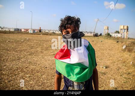 Bande de Gaza, Palestine. 19 juin 2023. Des jeunes Palestiniens manifestent dans la région de Malika, à l'est de la ville de Gaza, en solidarité avec le camp de réfugiés de Djénine en Cisjordanie et contre le dernier raid israélien meurtrier dans le camp. Les forces israéliennes ont effectué une incursion dans le camp de réfugiés de Djénine avant l'aube lundi, et au cours des affrontements qui ont suivi, cinq Palestiniens, dont un garçon de 15 ans, ont été tués par les forces israéliennes Banque D'Images