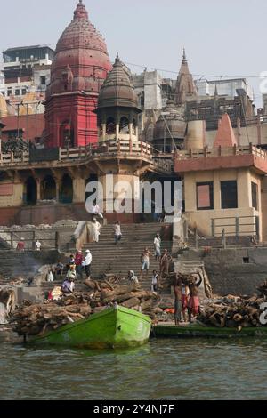 Varanasi, Uttar Pradesh / Inde - 9 mai 2015 : au Manikarnika Ghat, une quantité de copeaux de bois est collectée pour la crémation du cadavre après la mort. Banque D'Images