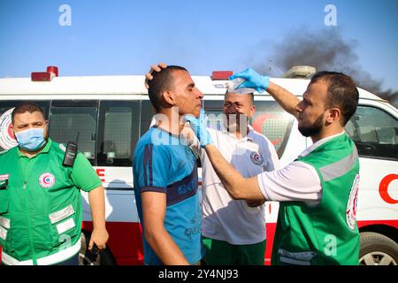 Bande de Gaza, Palestine. 19 juin 2023. Des jeunes Palestiniens manifestent dans la région de Malika, à l'est de la ville de Gaza, en solidarité avec le camp de réfugiés de Djénine en Cisjordanie et contre le dernier raid israélien meurtrier dans le camp. Les forces israéliennes ont effectué une incursion dans le camp de réfugiés de Djénine avant l'aube lundi, et au cours des affrontements qui ont suivi, cinq Palestiniens, dont un garçon de 15 ans, ont été tués par les forces israéliennes Banque D'Images