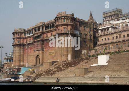 Varanasi, Uttar Pradesh / Inde - 9 mai 2015 : vue du ghat de Bhonsale à Varanasi Banque D'Images