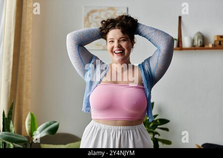 Femme joyeuse avec les cheveux foncés et la tenue confortable passer du temps à la maison. Banque D'Images