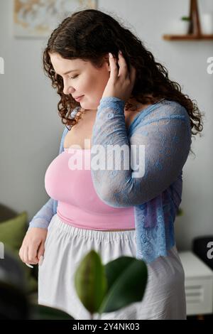 Belle femme avec les cheveux foncés et la tenue confortable passer du temps à la maison. Banque D'Images