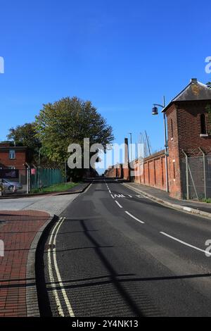 Gosport, Hampshire, Angleterre. 13 septembre 2024. Vue portrait le long de Haslar Road. Cette photo fait partie d'une série que j'ai prise lors d'une récente visite au cimetière de la Marine royale de Haslar pendant les Journées portes ouvertes du patrimoine de Gosport. Cette sélection comprend quelques photos que j'ai prises sur le chemin de l'événement et en dehors, alors que j'étais à pied. Banque D'Images