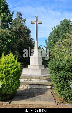 Gosport, Hampshire, Angleterre. 13 septembre 2024. Un mémorial de la Croix de sacrifice dans le cimetière. Cette photo fait partie d'une série que j'ai prise lors d'une récente visite au cimetière de la Marine royale de Haslar pendant les Journées portes ouvertes du patrimoine de Gosport. Cette sélection comprend quelques photos que j'ai prises sur le chemin de l'événement et en dehors, alors que j'étais à pied. Banque D'Images