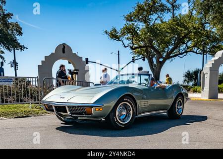 Gulfport, Mississippi - le 2 octobre 2023 : vue d'angle avant en perspective d'une Corvette Stingray Cabriolet 1972 de Chevrolet lors d'un salon automobile local. Banque D'Images