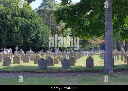 Gosport, Hampshire, Angleterre. 13 septembre 2024. Un sentier flanqué de pierres tombales. Cette photo fait partie d'une série que j'ai prise lors d'une récente visite au cimetière de la Marine royale de Haslar pendant les Journées portes ouvertes du patrimoine de Gosport. Cette sélection comprend quelques photos que j'ai prises sur le chemin de l'événement et en dehors, alors que j'étais à pied. Banque D'Images