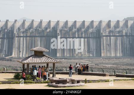 Navagam, Gujarat / Inde - 14 novembre 2007 : activité touristique près du barrage Sardar Sarovar à Navagam, Gujarat. Banque D'Images