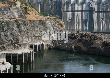 Navagam, Gujarat / Inde - 14 novembre 2007 : barrage Sardar Sarovar sur la rivière Narmada près de Navagam dans le Gujarat. Banque D'Images