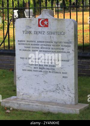 Gosport, Hampshire, Angleterre. 13 septembre 2024. Une plaque à côté de l'entrée du cimetière naval turc. Cette photo fait partie d'une série que j'ai prise lors d'une récente visite au cimetière de la Marine royale de Haslar pendant les Journées portes ouvertes du patrimoine de Gosport. Cette sélection comprend quelques photos que j'ai prises sur le chemin de l'événement et en dehors, alors que j'étais à pied. Banque D'Images