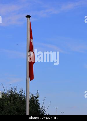 Gosport, Hampshire, Angleterre. 13 septembre 2024. Mât de drapeau portant le drapeau turc dans le cimetière naval turc. Cette photo fait partie d'une série que j'ai prise lors d'une récente visite au cimetière de la Marine royale de Haslar pendant les Journées portes ouvertes du patrimoine de Gosport. Cette sélection comprend quelques photos que j'ai prises sur le chemin de l'événement et en dehors, alors que j'étais à pied. Banque D'Images