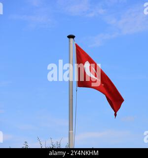 Gosport, Hampshire, Angleterre. 13 septembre 2024. Cadre carré : le drapeau turc dans le cimetière naval turc déployant i9n la brise. Cette photo fait partie d'une série que j'ai prise lors d'une récente visite au cimetière de la Marine royale de Haslar pendant les Journées portes ouvertes du patrimoine de Gosport. Cette sélection comprend quelques photos que j'ai prises sur le chemin de l'événement et en dehors, alors que j'étais à pied. Banque D'Images