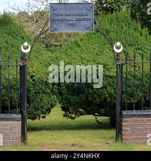 Gosport, Hampshire, Angleterre. 13 septembre 2024. La porte voûtée du cimetière naval turc. Cette photo fait partie d'une série que j'ai prise lors d'une récente visite au cimetière de la Marine royale de Haslar pendant les Journées portes ouvertes du patrimoine de Gosport. Cette sélection comprend quelques photos que j'ai prises sur le chemin de l'événement et en dehors, alors que j'étais à pied. Banque D'Images