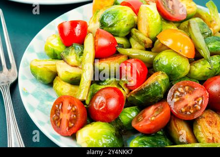 Salade maison de choux de bruxelles frits, tomates et haricots verts. Banque D'Images