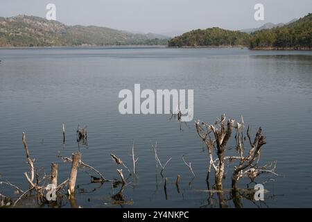 Navagam, Gujarat / Inde - 14 novembre 2007 : vue sur le lac près du barrage Sardar Sarovar. Banque D'Images