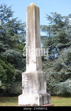 Gosport, Hampshire, Angleterre. 13 septembre 2024. Une colonne commémorative dans le cimetière de la marine. Cette photo fait partie d'une série que j'ai prise lors d'une récente visite au cimetière de la Marine royale de Haslar pendant les Journées portes ouvertes du patrimoine de Gosport. Cette sélection comprend quelques photos que j'ai prises sur le chemin de l'événement et en dehors, alors que j'étais à pied. Banque D'Images