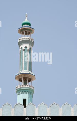 Vadodara, Gujarat / Inde - 24 mars 2010 : vue d'un minaret du Masjid sur fond de ciel bleu dans la ville. Banque D'Images