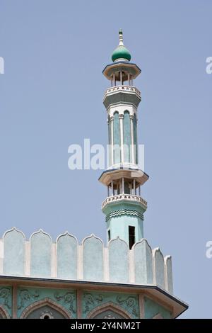 Vadodara, Gujarat / Inde - 24 mars 2010 : vue d'un minaret du Masjid sur fond de ciel bleu dans la ville. Banque D'Images