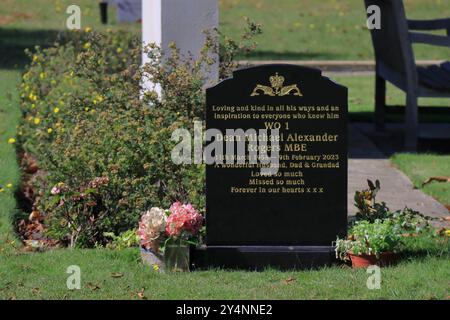 Gosport, Hampshire, Angleterre. 13 septembre 2024. Une pierre tombale noire moderne. Cette photo fait partie d'une série que j'ai prise lors d'une récente visite au cimetière de la Marine royale de Haslar pendant les Journées portes ouvertes du patrimoine de Gosport. Cette sélection comprend quelques photos que j'ai prises sur le chemin de l'événement et en dehors, alors que j'étais à pied. Banque D'Images