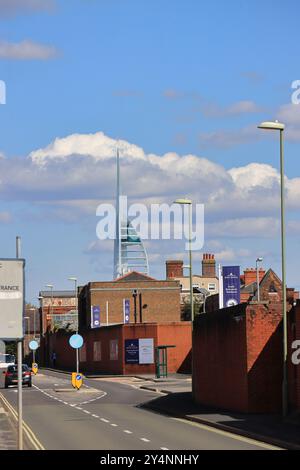 Gosport, Hampshire, Angleterre. 13 septembre 2024. La vue de Haslar Road regardant vers Portsmouth. Cette photo fait partie d'une série que j'ai prise lors d'une récente visite au cimetière de la Marine royale de Haslar pendant les Journées portes ouvertes du patrimoine de Gosport. Cette sélection comprend quelques photos que j'ai prises sur le chemin de l'événement et en dehors, alors que j'étais à pied. Banque D'Images