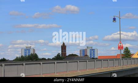 Gosport, Hampshire, Angleterre. 13 septembre 2024. La vue depuis Haslar Bridge, regardant vers l'est. Cette photo fait partie d'une série que j'ai prise lors d'une récente visite au cimetière de la Marine royale de Haslar pendant les Journées portes ouvertes du patrimoine de Gosport. Cette sélection comprend quelques photos que j'ai prises sur le chemin de l'événement et en dehors, alors que j'étais à pied. Banque D'Images