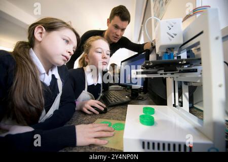 Utilisation d'une imprimante 3D lors d'un cours de design et de technologie dans une école de filles au Royaume-Uni. Banque D'Images