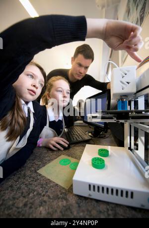 Utilisation d'une imprimante 3D lors d'un cours de design et de technologie dans une école de filles au Royaume-Uni. Banque D'Images