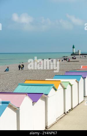 Cabanes de plage colorées le long de la côte au Tréport, Normandie, France Banque D'Images