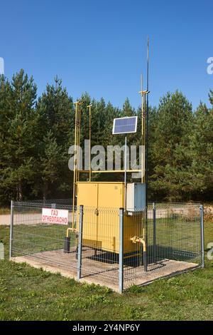 Point de régulation et de distribution de gaz naturel avec batterie solaire près de la forêt de pins jour ensoleillé. Injection de gaz dans le plan vertical de l'armoire du consommateur. Russe Banque D'Images