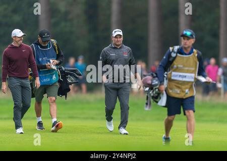 Rory McIlroy d'Irlande du Nord (à l'extrême gauche) et Ryan Fox de Nouvelle-Zélande (chapeau blanc) sur le 6e trou lors de la première manche du championnat BMW PGA au Wentworth Golf Club, Virginia Water, Angleterre le 19 septembre 2024. Photo de Grant Winter. Utilisation éditoriale uniquement, licence requise pour une utilisation commerciale. Aucune utilisation dans les Paris, les jeux ou les publications d'un club/ligue/joueur. Crédit : UK Sports pics Ltd/Alamy Live News Banque D'Images