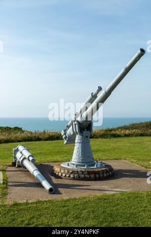 Mémorial de la Deuxième Guerre mondiale avec 100mm de mitrailleuses de la db cargo P21 Le cerons à Veules-les-Roses, Normandie, France Banque D'Images