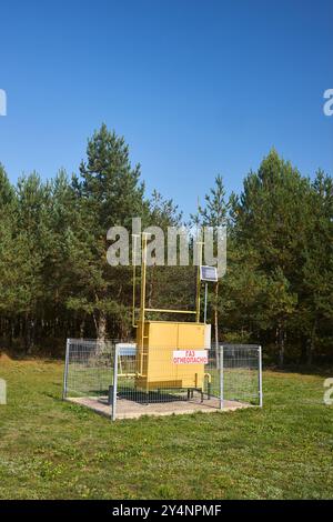 Point de régulation et de distribution de gaz naturel avec batterie solaire près de la forêt de pins jour ensoleillé. Injection de gaz dans le plan vertical de l'armoire du consommateur. Russe Banque D'Images