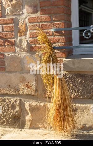 Gros plan d'un paquet de lin attaché à une maison à Veules-les-Roses, Normandie, France Banque D'Images