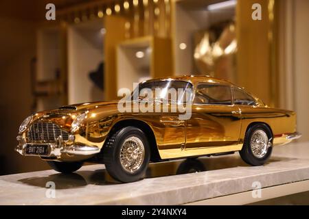 Un modèle plaqué or 24 carats de la Goldfinger Aston Martin DB5 de James Bond, au prix de £24 999 et l'un des sept seuls fabriqués en qualité musée à l'échelle 1:8 par les fabricants de kits automobiles britanniques Agora Models, exposé à Burlington Arcade dans le centre de Londres. Créé en collaboration avec 007 cinéastes, Eon Productions et Aston Martin pour célébrer les 60 ans du film Goldfinger de James Bond en 1964, le modèle est livré avec certains des gadgets les plus célèbres de Bond, y compris un siège éjecteur fonctionnel et une plaque d'immatriculation tournante. Date de la photo : jeudi 19 septembre 2024. Banque D'Images