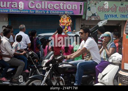 Vadodara, Gujarat / Inde - 27 septembre 2015 : Un groupe de famille avec la statue du Seigneur Shree Ganesha lors d'un jour de fête de Ganesha. Banque D'Images