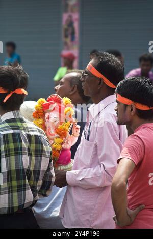 Vadodara, Gujarat / Inde - 27 septembre 2015 : Un homme avec la statue du Seigneur Shree Ganesha lors d'un jour de fête de Ganesha. Banque D'Images