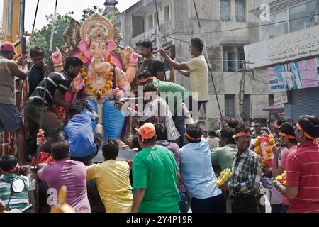 Vadodara, Gujarat / Inde - 27 septembre 2015 : Un groupe d'hommes prennent la statue du Seigneur Shree Ganesha pour se dissoudre dans l'eau du lac sur Banque D'Images