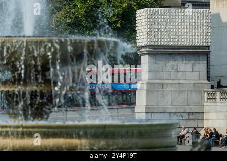 Londres, Royaume-Uni. 19 septembre 2024. Mil Veces un instant (A Thousand Times in an instant) de Teresa Margolles, quatrième plinthe de Trafalgar Square, marquant 25 ans de commandes là-bas. Le travail est composé de moulages en plâtre des visages de centaines de personnes trans, non binaires et non conformes de genre, travaillant en étroite collaboration avec des groupes communautaires à Mexico et Juárez, Mexique ; et Londres, Royaume-Uni. Crédit : Guy Bell/Alamy Live News Banque D'Images