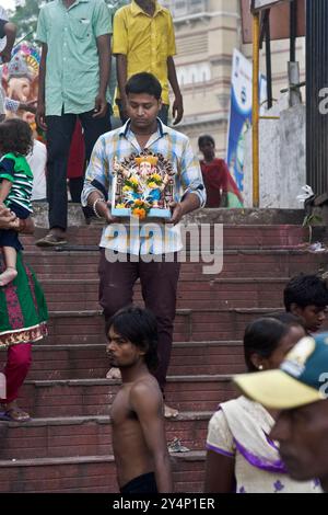 Vadodara, Gujarat / Inde - 27 septembre 2015 : Un homme porte la statue du Seigneur Shree Ganesha un jour de fête de Ganesha. Banque D'Images