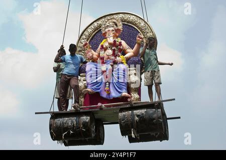 Vadodara, Gujarat / Inde - 27 septembre 2015 : Un groupe d'hommes dissolvant la statue du Seigneur Shree Ganesha dans l'eau du lac de Sursagar Banque D'Images