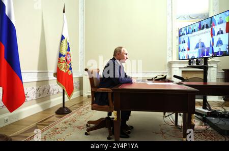 Saint-Pétersbourg, Russie. 19 septembre 2024. Le président russe Vladimir Poutine, préside une réunion avec les chefs nouvellement élus des régions de Russie depuis le Palais Constantin, le 19 septembre 2024 à Strelna, Saint-Pétersbourg, Russie. Crédit : Alexander Kazakov/Kremlin Pool/Alamy Live News Banque D'Images