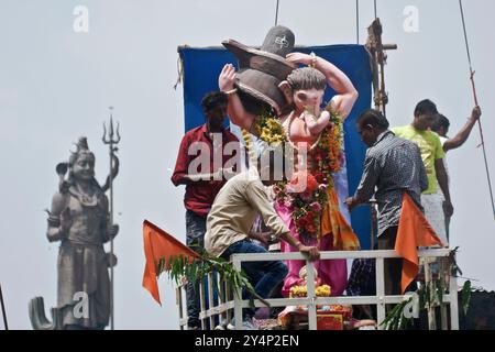 Vadodara, Gujarat / Inde - 27 septembre 2015 : la grande statue du Seigneur Shree Ganesha lors d'un jour de fête de Ganesha. Banque D'Images