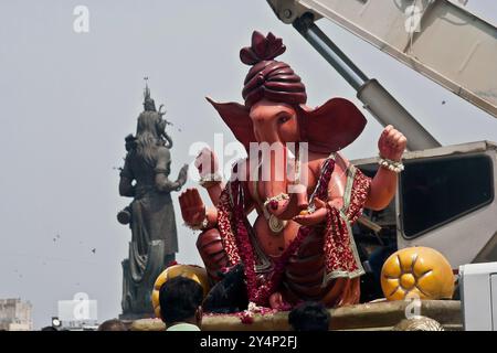 Vadodara, Gujarat / Inde - 27 septembre 2015 : la grande statue du Seigneur Shree Ganesha le jour de la fête de Ganesha. Banque D'Images