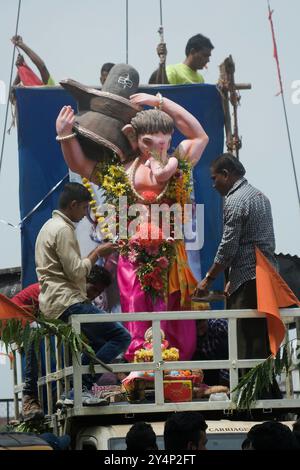 Vadodara, Gujarat / Inde - 27 septembre 2015 : la grande statue du Seigneur Shree Ganesha lors d'un jour de fête de Ganesha. Banque D'Images