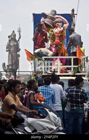 Vadodara, Gujarat / Inde - 27 septembre 2015 : la grande statue du Seigneur Shree Ganesha lors d'un jour de fête de Ganesha. Banque D'Images