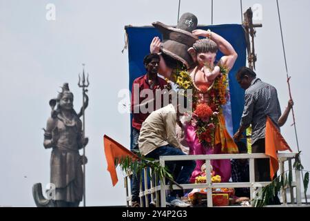 Vadodara, Gujarat / Inde - 27 septembre 2015 : la grande statue du Seigneur Shree Ganesha lors d'un jour de fête de Ganesha. Banque D'Images