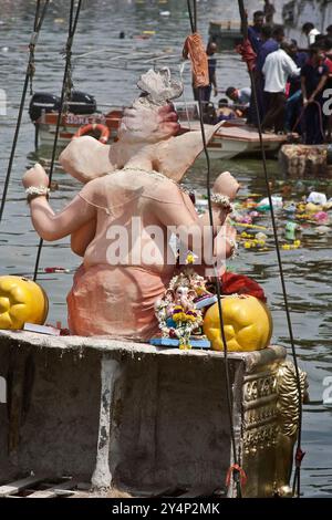 Vadodara, Gujarat / Inde - 27 septembre 2015 : la vue arrière de la statue du Seigneur Shree Ganesha descendant pour se dissoudre dans l'eau du lac Banque D'Images