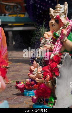 Vadodara, Gujarat / Inde - 27 septembre 2015 : vue latérale des stutues du seigneur Shree Ganesha dans la rue pendant la fête de Ganesha. Banque D'Images